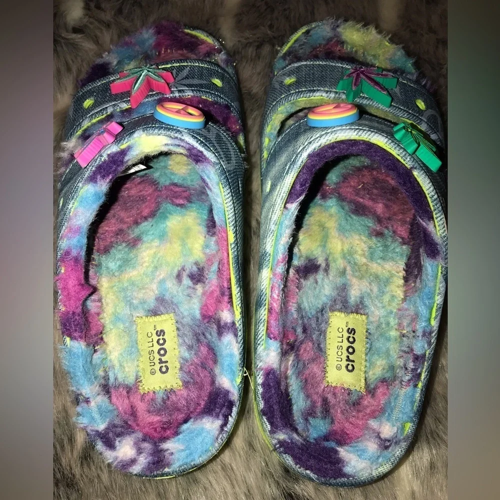 Crocs classic cozzzy spray tye dye fuzzy lined sandals m 8 w 10 peace garden